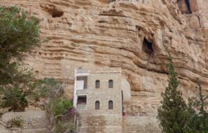 помещения монастыря выдолблены прямо в скалах