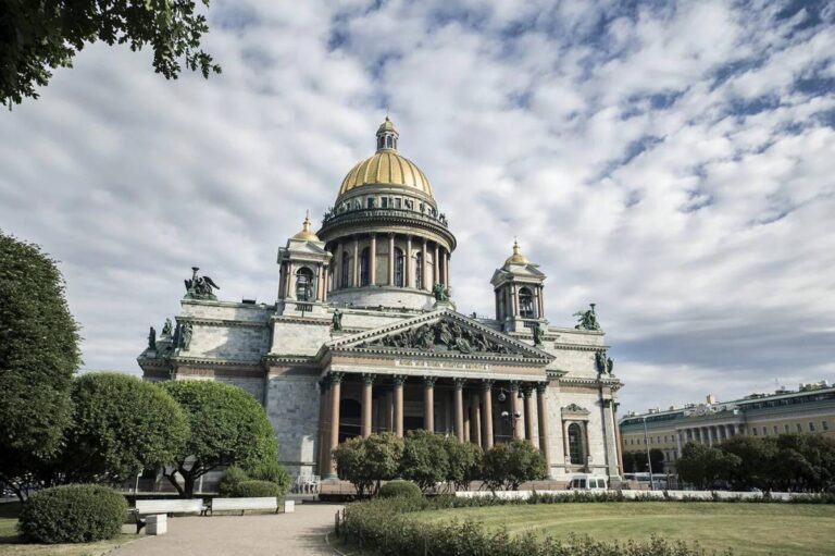 12 июня 1858 года в Санкт-Петербурге освящён Исаакиевский собор