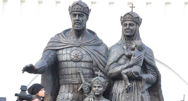1 июня — память благоверного великого князя Димитрия Донского (1389) и его супруги, преподобной Евфроси́нии (в миру — Евдокии), великой княгини Московской (1407)