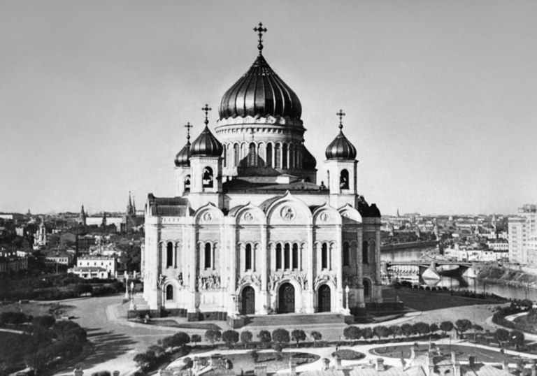 7 июня 1883 года в Москве был освящён храм Христа Спасителя (храм Рождества Христова) — кафедральный собор Русской Православной Церкви